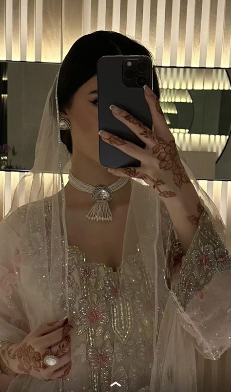 Jalabia Styles, Eid Look, Eid Looks, Sleep Hacks, Romantic Wedding Style, Luxury Outfit, Arabic Dress, Easy Hacks, Pakistani Wedding Outfits