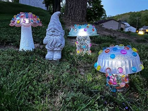 Diy Garden Mushrooms, Glassware Garden Art, Garden Escape, Glassware Crafts, Solar Light Crafts, Fun Summer Crafts, Mushroom Crafts, Garden Mushrooms, Mushroom Lights