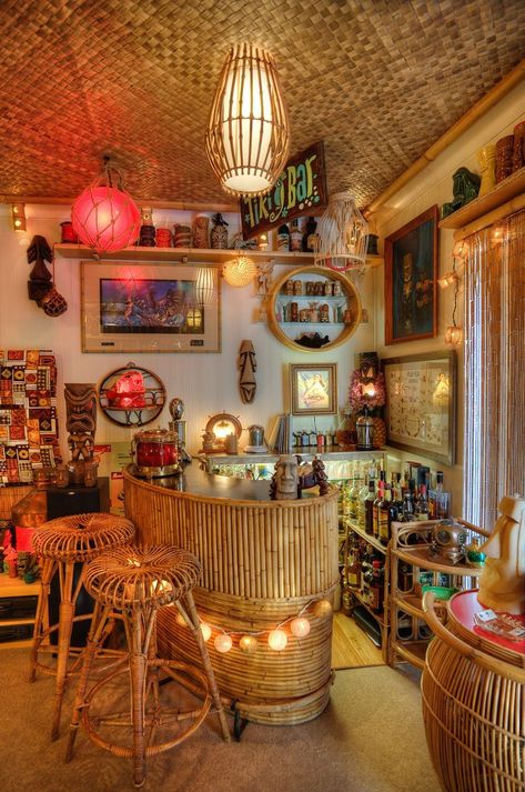 Tiki Bar Wall Ideas, Tiki Lounge Decor, Outdoor Tiki Bar Decor, Tiki Interior Design, Indoor Tiki Bar Ideas, Home Tiki Bar Ideas, Indoor Tiki Bar, Tiki Bar Backyard, Theme Airbnb