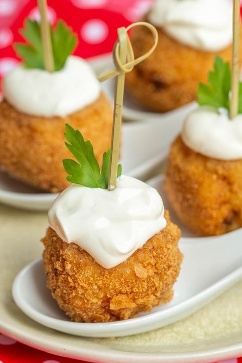 Stuffed Potato Croquettes or Mashed Potato Pancakes filled with Meat are perfect dish to make with leftover mashed potatoes. Mashed Potato Patties, Potatoes Stuffed, Mashed Potato Pancakes, Stuffed Potato, Potato Croquettes, Potato Patties, Party Food Buffet, Leftover Mashed Potatoes, Food Appetizers