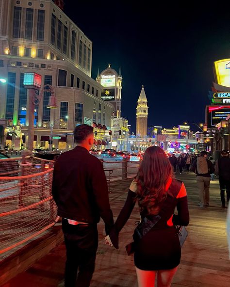 Vegas Photo Ideas Couple, Vegas Couple Aesthetic, Las Vegas With Boyfriend, Couples In Vegas, Vegas With Boyfriend, Las Vegas Picture Ideas Couple, Couple In Vegas, Las Vegas Couple Aesthetic, Las Vegas Vacation Couples