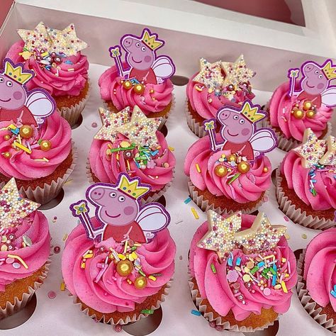 Pig Decorations, Pig Cake Pops, Pig Birthday Decorations, Pig Birthday Theme, Bolo Da Peppa Pig, Peppa Pig Birthday Decorations, Peppa Pig Cupcakes, Peppa Pig Birthday Party Decorations, Peppa Pig Decorations