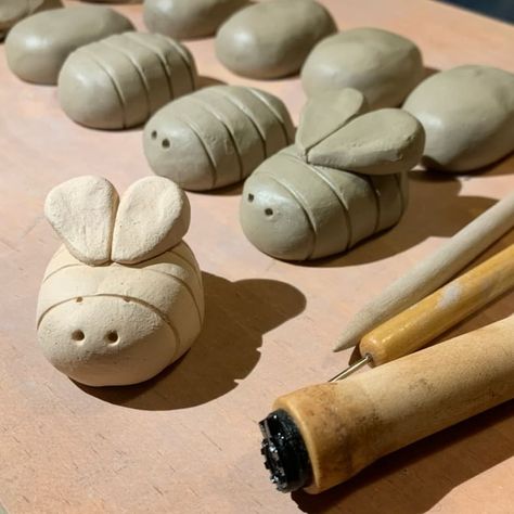 Kelly and John on Instagram: “I love working on small sets: Raku Little Bees in process! Mostly raw clay, with a lighter bisque fired bee ready for glaze in front. The…” Small Sculpture Ideas Clay, Bee Pottery Ideas, Bee Clay Art, Small Pottery Projects, Clay Kids Crafts, Kids Pottery Projects, Ceramic Bees, Clay Work Ideas, Small Air Dry Clay Ideas