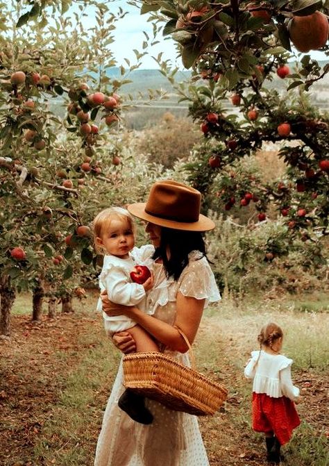 Traditional Beauty, Fall Mini, Apple Orchard, Fall Photoshoot, Apple Picking, Fall Family, Jolie Photo, Family Goals, Fall Photos