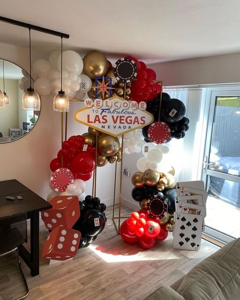 21st Vegas Theme Party, Vegas Theme Party Aesthetic, Las Vegas Bday Theme, Classy Vegas Themed Party, Birthday Party For Him Ideas, Las Vegas Style Party, Christmas Vegas Party, Las Vegas Sweet 16 Themed Parties, Vegas Party Backdrop