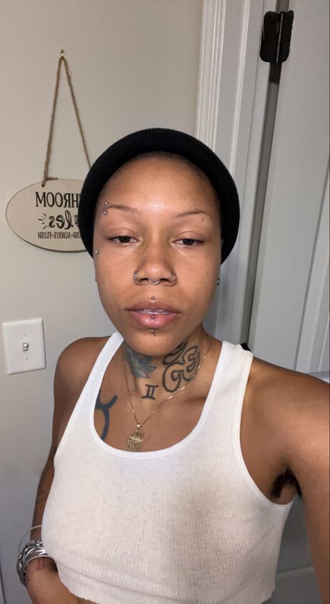 Vertical Labret And Eyebrow Piercing, Labret Piercing Black Woman, Silver Face Piercings, Horizontal Brow Piercing, Monroe Piercing On Black Women, Medusa And Vertical Labret Piercing, Vertical Labret Piercing Black Women, Eyebrow Piercing Black Women, Medusa Piercing Black Women