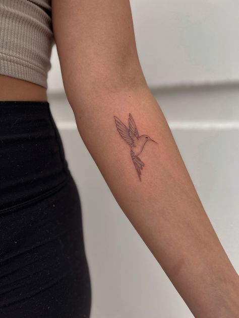 Tattoo Arms Woman, Humming Birds Tattoo Design, Bird Tattoo Women, Humming Bird Tattoo For Women, Hummingbird Wrist Tattoo, Small Tattoo On Arm, Two Hummingbird Tattoo, Side Of Forearm Tattoo Women, Simple Nature Tattoos