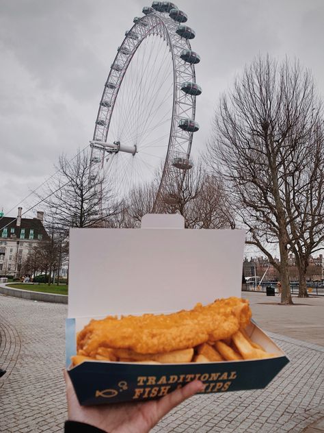 Fish and chips. London eye. London england. Europe. Food. Yum. Traditional. Famous. England Food Traditional, Fish And Chips Aesthetic, Fish And Chips London, London England Aesthetic, England School, Dreams Aesthetic, England Food, Europe Food, London England Travel