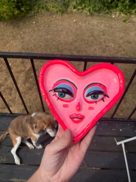 Face Trinket Dish, Ceramic Tray Painting Ideas, Clay Heart Dish, Trinket Tray Clay, Heart Trinket Dish, Diy Pottery Painting, Halloween Clay, Sculpture Art Clay, Clay Stuff