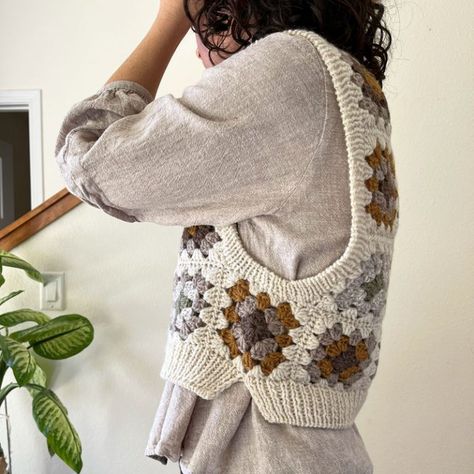 How to make a granny square vest - The Agnes Sweater Vest - Bethany Lynne Makes Granny Square Häkelanleitung, Granny Square Haken, Crochet Sweater Vest, Vest Pattern Free, Gilet Crochet, Granny Square Crochet Patterns Free, Crochet Baby Sweater, Pull Crochet, Crochet Vest Pattern