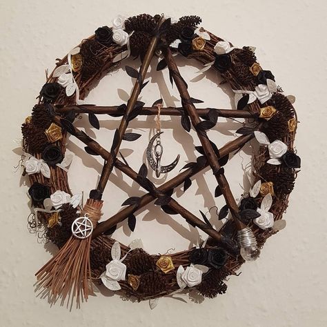 Pentagram Wreath, Protection Wreath, Pagan Christmas, Apothecary Decor, Cottagecore Kitchen, Witchy Room, Wiccan Crafts, Wiccan Decor, Pagan Crafts