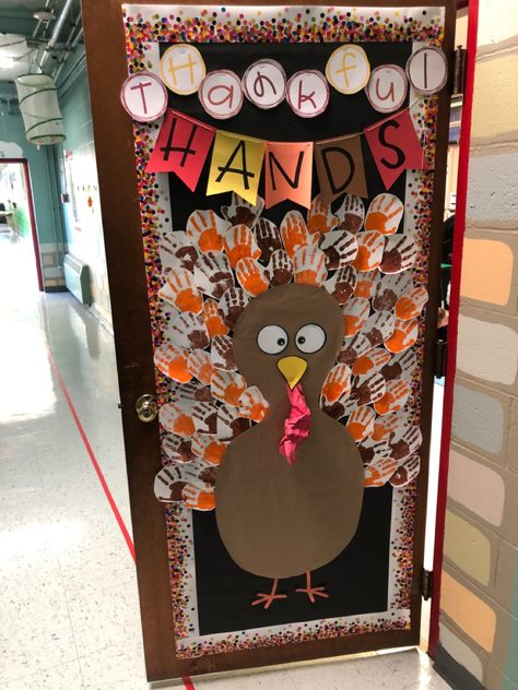 Thanksgiving Hallway Decorations School, Fall Classroom Door Decorations, Easy Diy Thanksgiving Crafts, Thanksgiving Door Decorations Classroom, Thanksgiving Classroom Door, Turkey Activities, Fall Classroom Door, Thanksgiving Door Decorations, Classroom Door Decorations