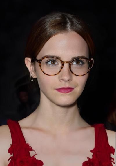 Emma Watson With Glasses, Emma Watson Glasses, Emma Watson Belle, Photo Emma Watson, Emma Watson Pics, Emma Watson Style, Emma Thompson, Logan Lerman, Teen Actresses