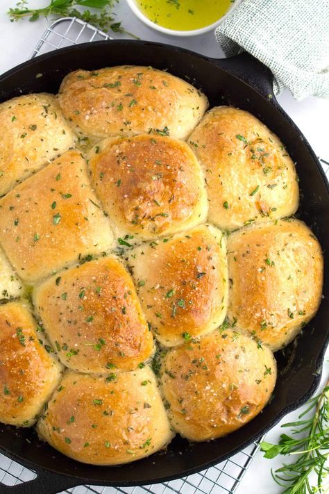 Seasoned Dinner Rolls, Frozen Dinner Roll Recipes Pull Apart, Best Store Bought Dinner Rolls, Bread Bowls From Frozen Dough Rhodes Rolls, Frozen Dinner Rolls Recipes, Roads Rolls Recipe, Best Frozen Dinner Rolls, Bread For Christmas Dinner, Garlic Bread From Frozen Dough Rhodes Rolls