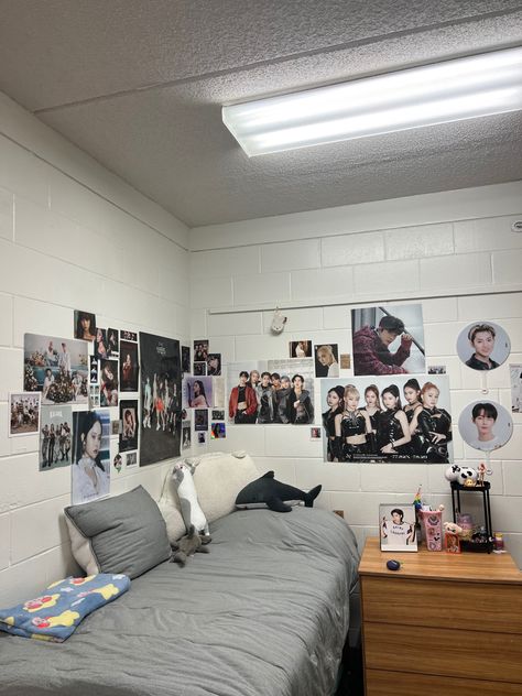 #kpop #kpopposters #walldecoration #gidle #everglow #itzy #purplekiss #darkaesthetics #aesthetic Dorm Room Ideas Kpop Dr, Dorm Room Kpop Dr, Itzy Bedroom, Bedroom Aesthetic Kpop, College Dorm Room Ideas Kpop, Itzy Room Decor Kpop, Aesthetic Wall Posters, College Dorm Room Ideas, Dorm Room Ideas