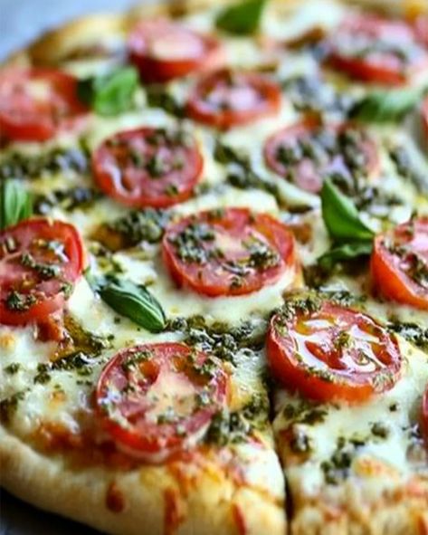 Learn how to make a delicious Caprese Pizza with fresh basil, tomatoes, and mozzarella. This easy recipe is perfect for weeknight dinners. Arugula Salad Dressing, Caprese Pizza, Basil Pizza, Tomatoes And Mozzarella, Caprese Recipes, Easy Homemade Pizza, Pizza Recipes Easy, Homemade Dough, Pizza Stone