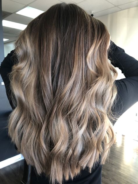 Dark Roots Into Light Brown, Dark Roots Blonde Hair Grown Out, Dark Roots Light Ends Balayage, Dark Roots And Blonde Ends, Roots Grown Out Blondes, Light Brown Balayage Blonde Dark Roots, Brown Roots And Blonde Ends, Dark Roots And Light Ends, Dark Roots Light Hair