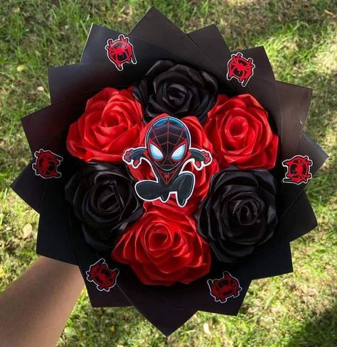 Ribbon Flowers Bouquet Spiderman, Batman Eternal Rose Bouquet, Ramos For Men, Man Bouquet Ideas, Flower Bouquet For Men, Ribbon Bouquets, Ramo Ideas, Halloween Bouquet, Ribbon Rose Bouquets