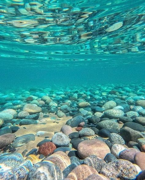 Ocean Floor Photography, Rocks Under Water, Underwater Rocks, Boat Underwater, Water Core, Underwater Lake, Epic Backgrounds, Sea Floor, Water Spirit