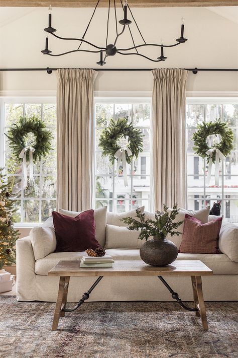 Beautiful Holiday Home Tours to Inspire your Christmas Decor. #Christmasdecor #ChristmasHomeDecor #ChristmasDecorInspiration #TraditionalChristmasDecor #HolidayHome #HolidayHomeDecor #HolidayHomeTour Christmas Living Room, Christmas Decor Inspiration, Christmas Living Rooms, Romantic Things, Design Del Prodotto, Christmas Window, Living Room Inspiration, Decoration Design, 인테리어 디자인