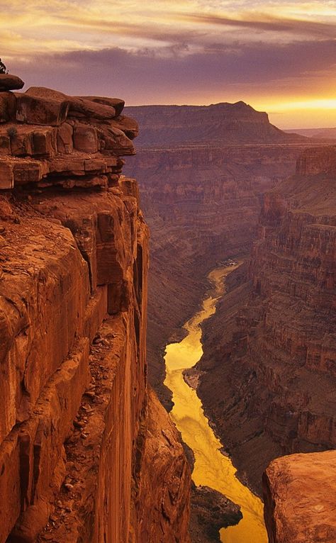 Grand Canyon Sunset, Alam Yang Indah, On The Edge, Places Around The World, Vacation Spots, The Edge, Wonders Of The World, Beautiful Landscapes, Places To See