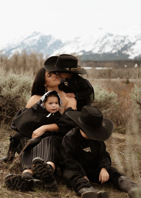 Family photoshoot, outdoor photography, mountains, Wyoming, Jacksonhole Wyoming Family Photos, Cowboy Hat Family Pictures, Family Cowboy Photoshoot, Western Family Pictures With Kids, Family Western Photoshoot, Yellowstone Photoshoot, Boy Mom Photo Shoot, Country Family Photoshoot, Fall Western Family Photos