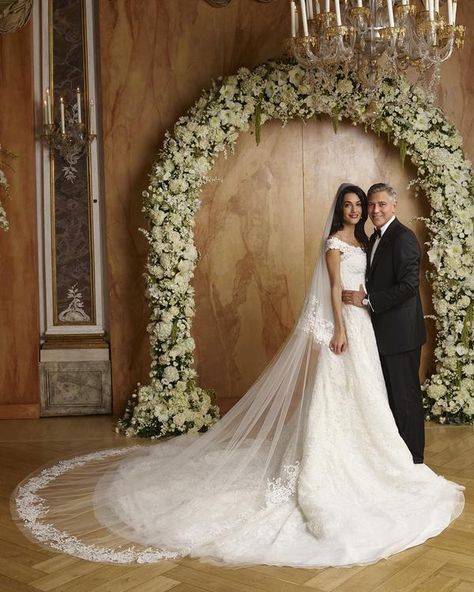 George and Amal Clooney's wedding pictures Amal Clooney Wedding Dress, Amal Clooney Wedding, George Clooney Wedding, بريانكا شوبرا, Celebrity Wedding Gowns, Famous Wedding Dresses, Amal Alamuddin, Celebrity Bride, Iconic Weddings