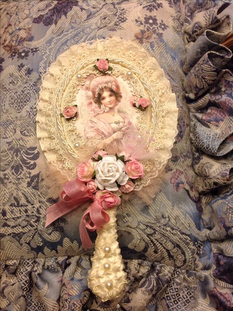 Shabby chic altered mirror Hand Mirror Decorating Ideas, Vintage Mirror Diy, Diy Vintage Mirror, Shabby Chic Porch, Shabby Chic Office, Shabby Chic Decor Diy, Hand Mirrors, Shabby Chic Nursery, Shabby Chic Wall Decor