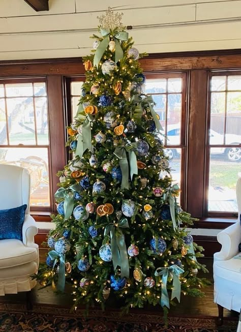 Decorating White Christmas Trees, Christmas Tree Inspo, Chinoiserie Christmas, Southern Christmas, Christmas Dreaming, Blue Christmas Tree, Season Greetings, Christmas Decor Inspiration, Christmas Interiors