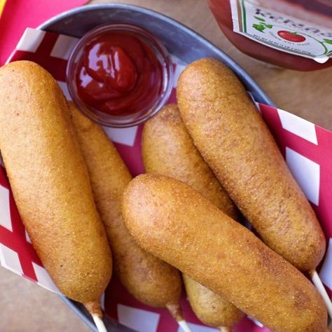 Disney Copycat Hand-Dipped Corn Dogs Recipe Homemade Corndogs, Corndog Recipe, Bacon Wrapped Asparagus, Disneyland Food, Corn Dog, Corn Dogs, Fair Food Recipes, Dog Recipes, Copycat Recipe