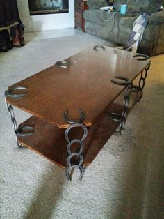 Horseshoe Coffee Table                                                                                                                                                                                 More Iron Crafts Ideas, Welding Projects Ideas Easy, Weld Art, Welding Projects Ideas, Western House, Horseshoe Ideas, Inspirational Sculpture, Aluminum Welding, Horseshoe Crafts Projects