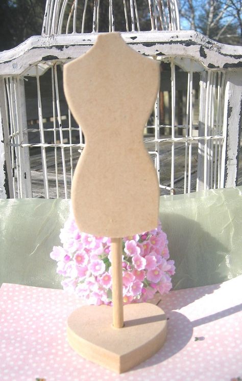 Manequin Ideas, Diy Mannequin, Mannequin Diy, Wooden Dress, Wooden Mannequin, Craft Fairs Booth, Mdf Crafts, Diy Jewelry Display, Clothing Displays