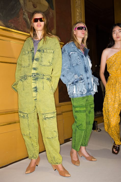 If there was one item that summed up the relaxed, Stella McCartney spirit for spring 2018, it was the jumpsuit. Hers came tailored with a sharp shoulder and a pegged, boyish trouser or as roomy boiler suits in mustard khaki cotton or yellow acid wash denim. "They're effortless and the ease that you have, as a woman knowing they're in your wardrobe makes them essential," said McCartney. "They're the best thing to fall back on and they're pretty much my uniform." Denim Street Style, Stella Mccartney Dresses, Yellow Denim, Acid Wash Denim, Denim Trends, Pink Jeans, Dope Fashion, Modern Dress, Colored Denim