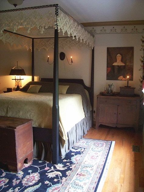 Eye For Design: Decorating Colonial/Primitive Bedrooms Primitive Bedroom Decor, Primitive Bedroom Ideas, Primitive Country Bedrooms, Colonial Bedrooms, Colonial Bedroom, Colonial Home Decor, Post Bed, Primitive Bedroom, Colonial Interior