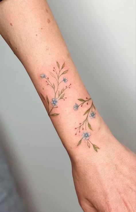 Floral Hand Tattoo Color, Delicate Colour Tattoo, Coloured Flowers Tattoo, Colored Vine Tattoo, Flower Wrist Tattoos For Women Bracelet, Colorful Tatoos Woman, English Garden Tattoo, Watercolor Armband Tattoo, Daisy Wrist Tattoos For Women