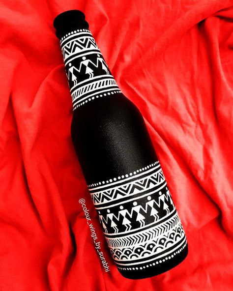 #bottle_art_book #bottle_art_black #bottle_art_black_and_whitewine glass art ideas wine glass wall art what kind of art is wine glass wine glass drawing wine bottle art wine glass clipart #bottle_art_colour #bottle_art_blue Matki Painting, Bottle Art Projects, Bottles Decoration Diy, Beer Bottle Art, زجاج ملون, Painted Glass Bottles, Warli Art, Plastic Bottle Art, Black Bottle