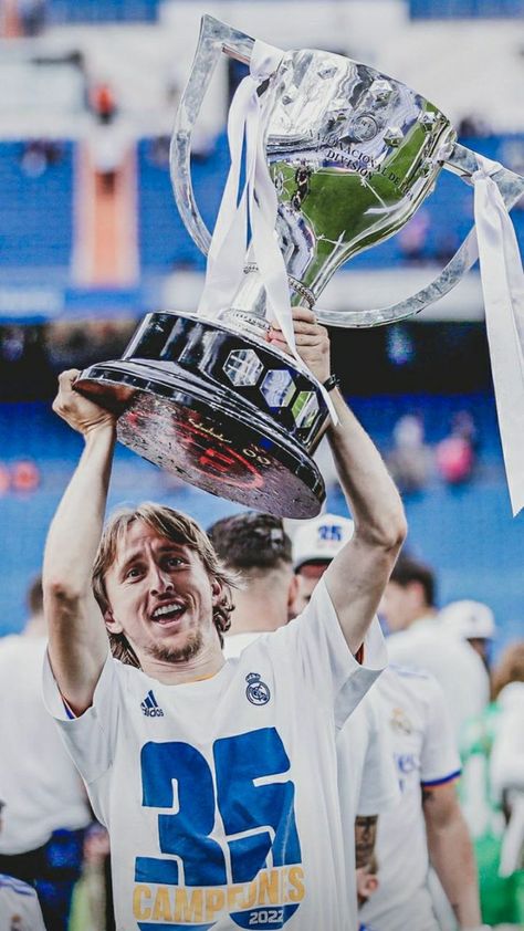 Credit to sehqphotos Laliga Trophy, Laliga Football, Real Madrid Club, Football Players Photos, Luka Modric, Real Madrid Wallpapers, Madrid Wallpaper, Football Wallpaper, Football Players