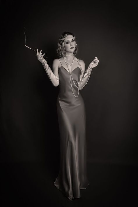 Roaring 20s Fashion Party, 1920 Photoshoot Ideas, 1920s Rich Woman, 1920s Inspired Photoshoot, Rich 1920s Aesthetic, 20s Aesthetic Outfit, Speakeasy Aesthetic Outfit, Charleston Style 1920s, 20s Aesthetic Fashion