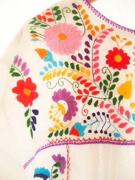 Mexican Pattern, Mexican Flowers, Mexican Textiles, Mexican Embroidery, Embroidered Bird, Folk Embroidery, Embroidery Inspiration, Embroidery And Stitching, Beautiful Embroidery