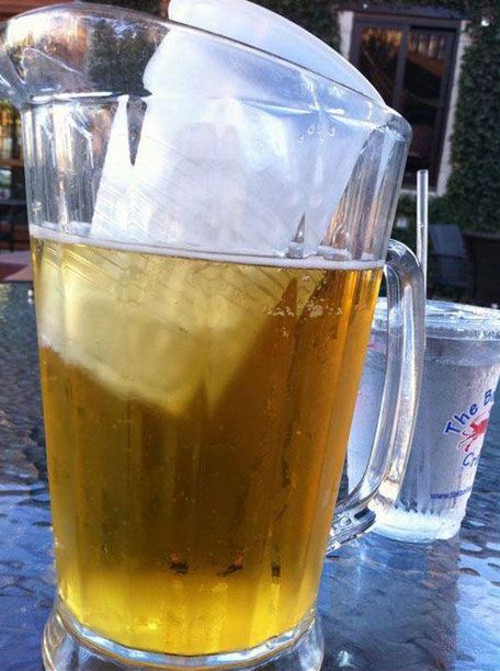 Keep pitchers of beer cold without watering them down with cups of ice. | 31 Last-Minute Super Bowl Party Tips That Will Make Your Life Easier Essen, Life Tips, Grocery Hacks, No Cook Appetizers, Party Hacks, Superbowl Party, Keep Cool, Adult Drinks, Kitchen Hacks