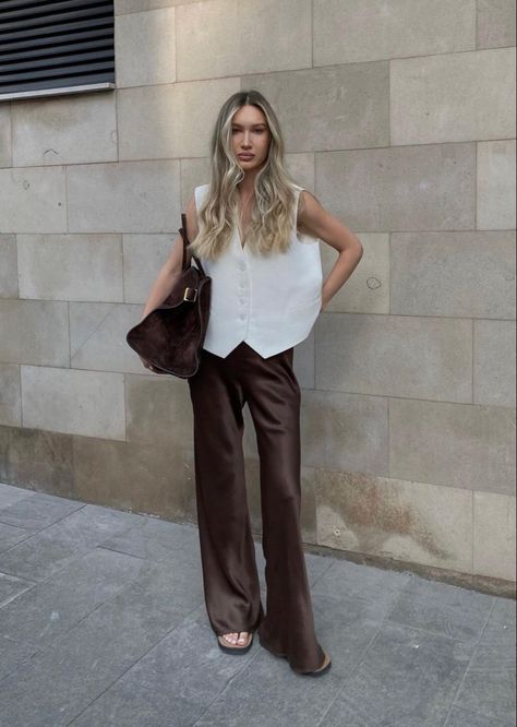 Silk Pants Winter Outfit, Minimalist Evening Outfit, Brown Pants Summer Outfit, Smart Casual Street Style, Satin Pants Outfit Casual, Silk Pants Outfit, Satin Pants Outfit, Brown Pants Outfit, Business Outfits Women