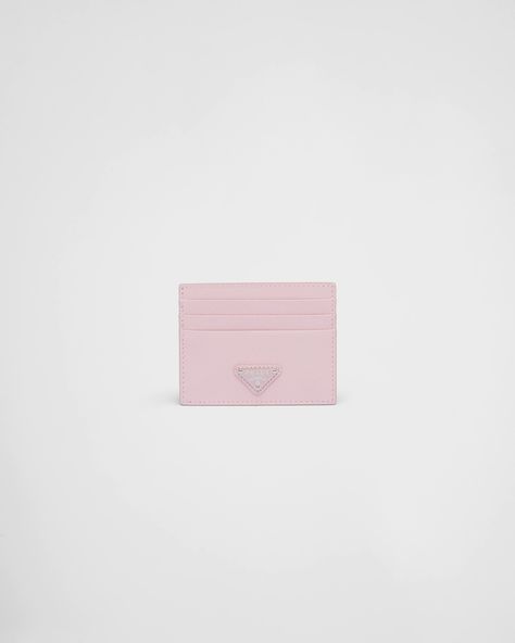 The unmistakable texture of Saffiano leather characterizes this sleek card holder. The accessory with six card slots is decorated with a tonal enameled metal triangle logo. Card Holder Designer Brand, Cute Card Holder Wallet, Designer Card Holder, Luxury Card Holder, Luxury Pink Elegant Card Holder, Designer Wallets For Women, Pink Card Holder, Luxury Pink Card Holder, Pink Prada Bag