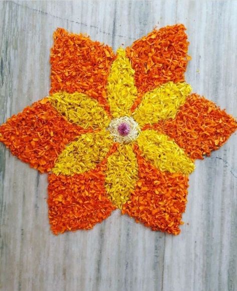 Flower Small Rangoli, Onapookkalam Design, Simple Pookalam Designs At Home, Easy Flower Rangoli Simple, Simple Flower Rangoli Designs Easy, Onam Pookalam Design Simple, Onam Decoration Ideas, Rangoli Of Flowers, Simple Pookalam Designs