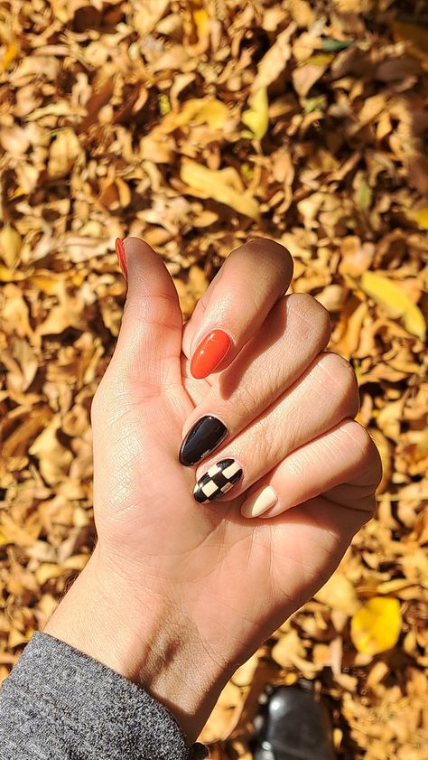 Checkerboard nails, nail art, kapping gel, red nails, black nails, photo ideas, grunge vibes fall nails Halloween Nails Checkered, Halloween Checkered Nails, Checkered Fall Nails, Orange Checkered Nails, Fall Checkered Nails, Nails Photo Ideas, Photo Ideas Grunge, Gel Red Nails, Checkerboard Nails