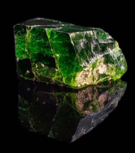 rocks, minerals, rock collecting, gemstones, gems, rockhounding Green Minerals Rocks, Green Rocks, Types Of Green, Mineral Identification, Chrome Tourmaline, Rough Gems, Small Figurines, Green Earth, Cool Rocks