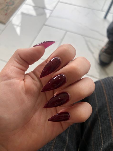 Red stiletto nails Short Stilleto Christmas Nails, Small Stiletto Nails, Burgundy Acrylic Nails Design, Sharp Red Nails, Short Sharp Nails, Dark Red Stiletto Nails, Vampire Nails Designs, Burgundy Acrylic Nails, Red Stiletto Nails