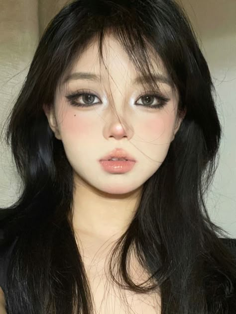 Japanese Dark Makeup, Goth Korean Makeup, Small Mouth Makeup, Korean Black Makeup, Asian Alt Makeup, Emo Douyin Makeup, Everyday Douyin Makeup, Douyin Smokey Makeup, Douyin Smokey Eye