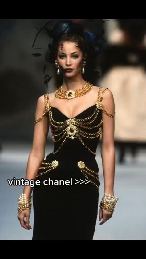 Rwandan Culture, Glamour Decor, Outfit Essentials, Chanel Runway, 90s Runway Fashion, Runway Fashion Couture, Mode Chanel, Chanel Haute Couture, Fashion Couture