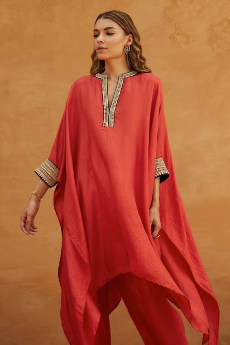 Latest Kaftan Designs, Kaftan Pattern, Kaftan Styles, Stylish Kurtis Design, Kaftan Designs, Frock Fashion, Pakistani Fashion Casual, Kaftan Style, Long Kaftan