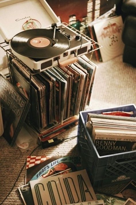 Here’s What Guys Are Pinning on Pinterest (33 Photos) - Suburban Men Record Player Aesthetic, Records Aesthetic, Old Record Player, Vinyl Aesthetic, Fotografi Vintage, 80s Aesthetic, Music Life, Ultimate Gift Guide, Record Shop